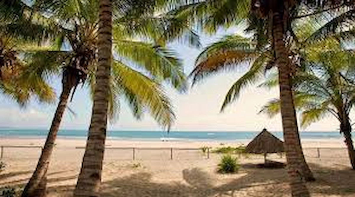 Strand Morrungulo Beste plaatsen om te bezoeken in Mozambique. 6. Wees een Robinson Crusoe in Morrungulo. Lees hier mijn persoonlijke top 10 en ontdek uniek Mozambique met mij.