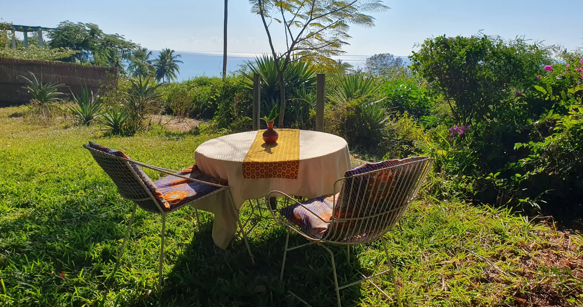 Ons huis in Vilanculos met tropische tuin en zeezicht Solo Mindfulness Retraite & Yoga in tropisch Afrika, Mozambique