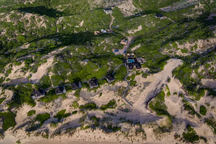 Luchtfoto van Sava Dunes Ecolodge Op zoek naar een heerlijke wellness vakantie? Ga met me mee naar tropisch uniek Mozambique in Afrika