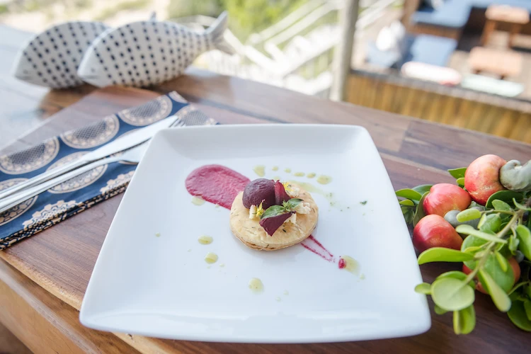 Heerlijk eten aan de Indische Oceaan (foto Sava Dunes) Op zoek naar een heerlijke wellness vakantie? Ga met me mee naar tropisch uniek Mozambique in Afrika