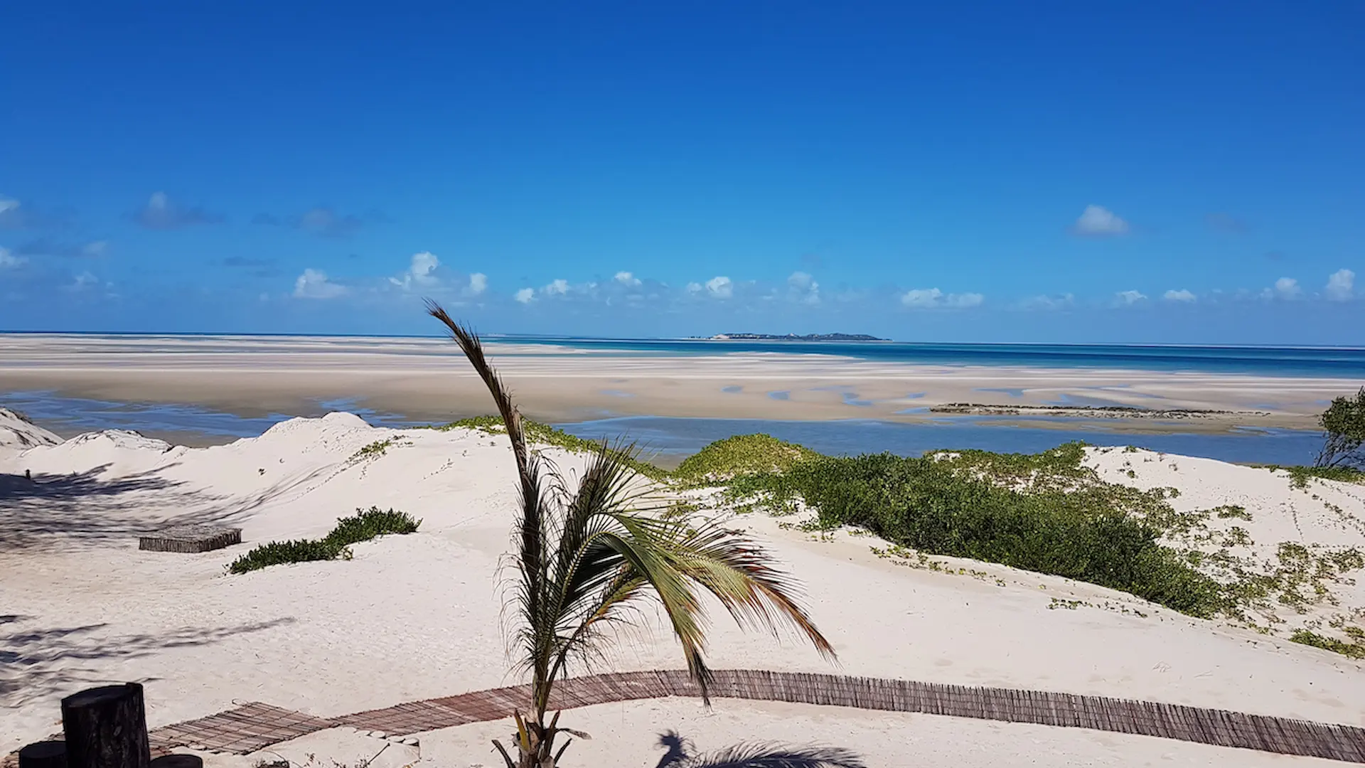 Magarugue Island Beach, Bazaruto Archipelago, Mozambique Beautiful white-sand beach on Magarugue Island in the Bazaruto Archipelago, Mozambique, with turquoise Indian Ocean waters and a peaceful tropical landscape.